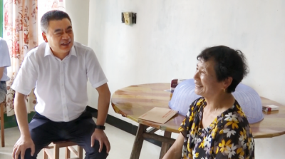 县领导看望慰问基层党员，向全县广大党员致以节日问候 